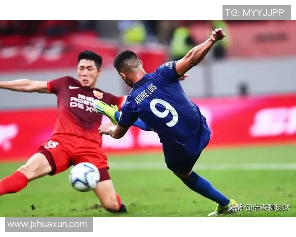 恒大与上海申花激战正酣争夺中超联赛关键三分的精彩对决